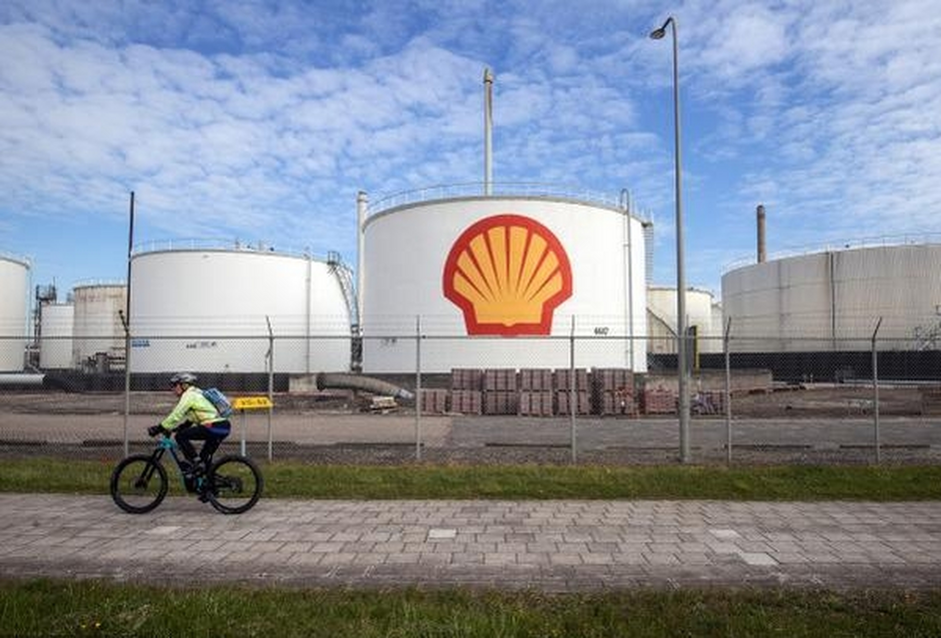 美国媒体披露,壳牌石油公司被乌克兰方面要求捐赠10亿美元,泽连斯基