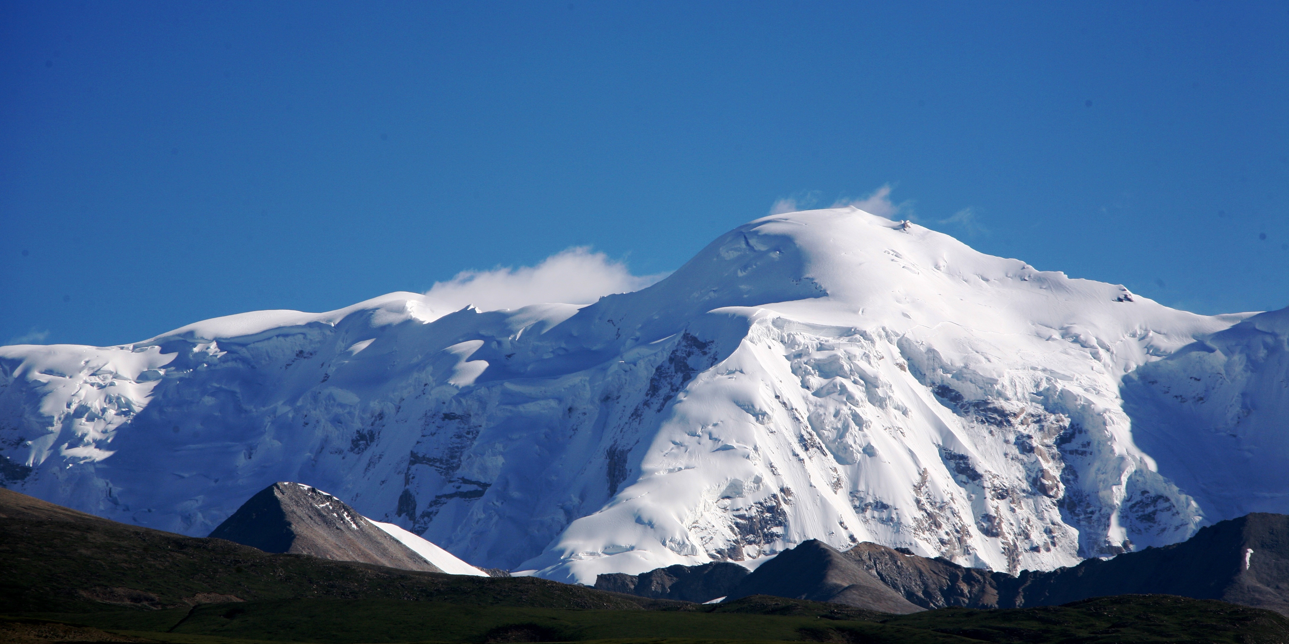 它们分别是:天山山脉:天山山脉最高峰是托木尔峰,海拔7439米