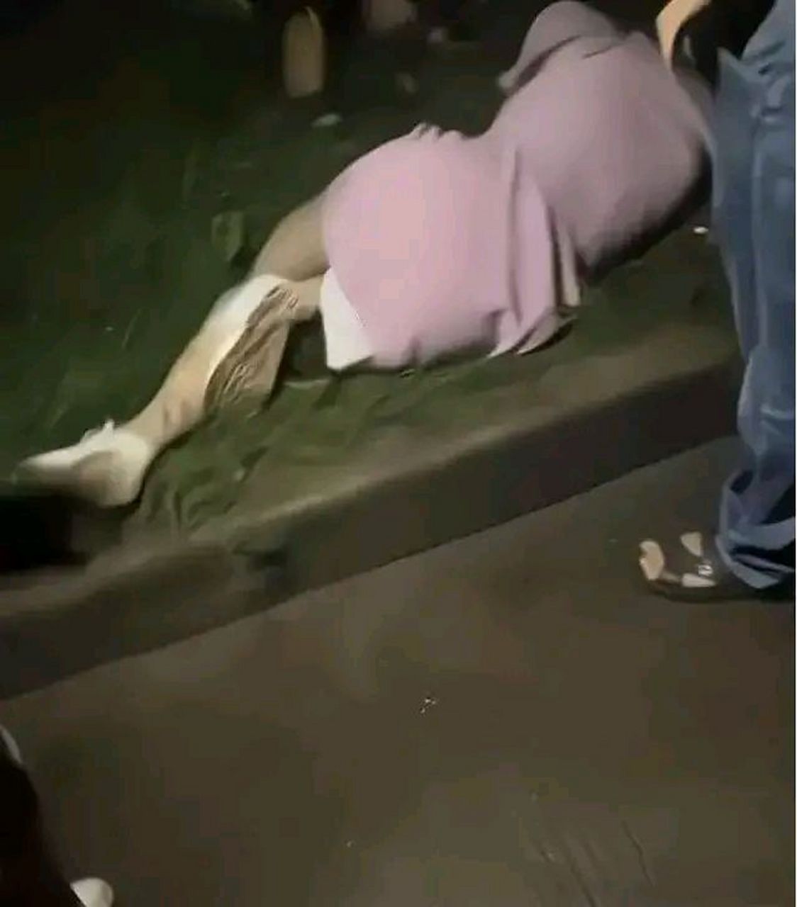 一女学生以为自己在做春梦,当他被强奸的时候还极度配合对方,等一觉