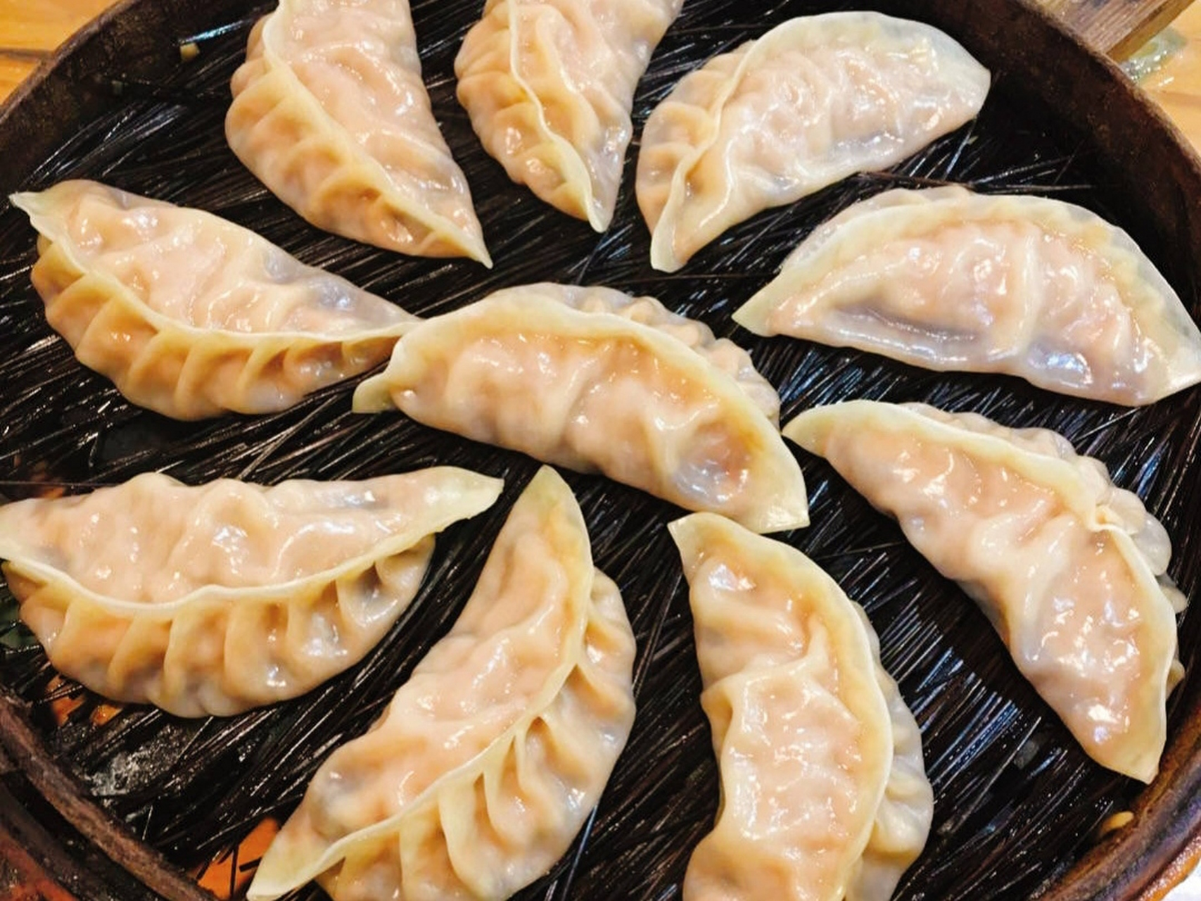 国庆旅游:郑州十大美食之蒸饺  蒸饺是郑州传统美食,皮薄微黄,灌汤流