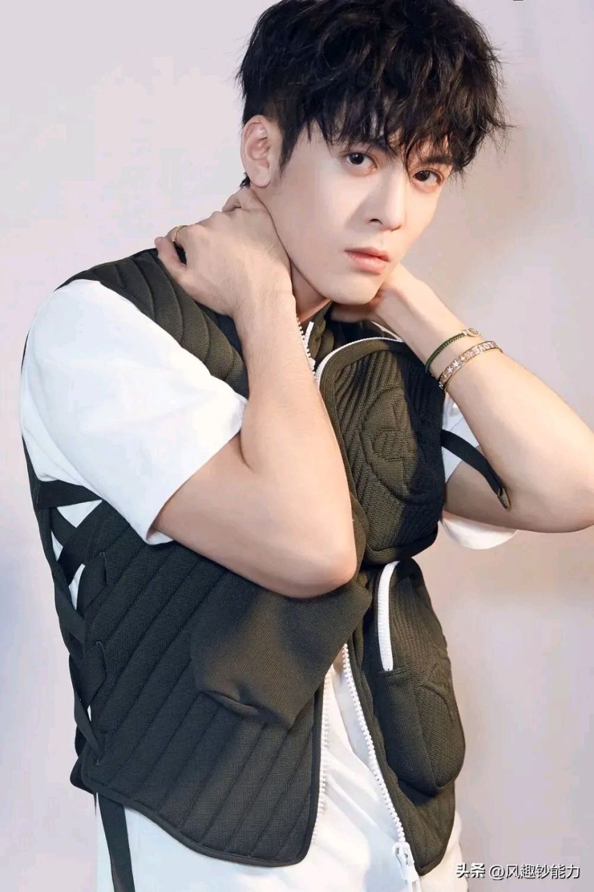 好多人都觉得曾舜晞和吴磊他们俩人长得像,还撞脸王鹤棣了.