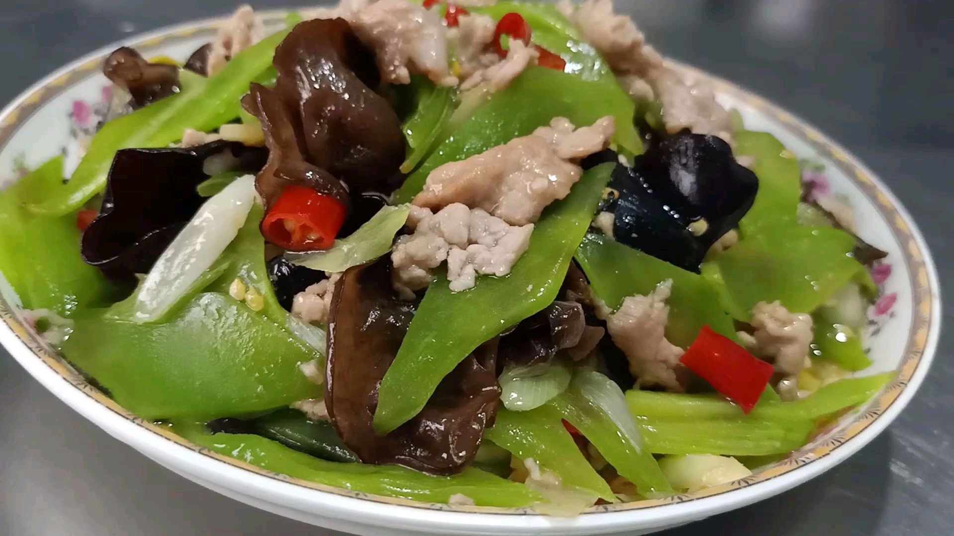 大厨教你:“青笋木耳肉片”的正确做法,肉滑嫩青笋脆绿鲜香