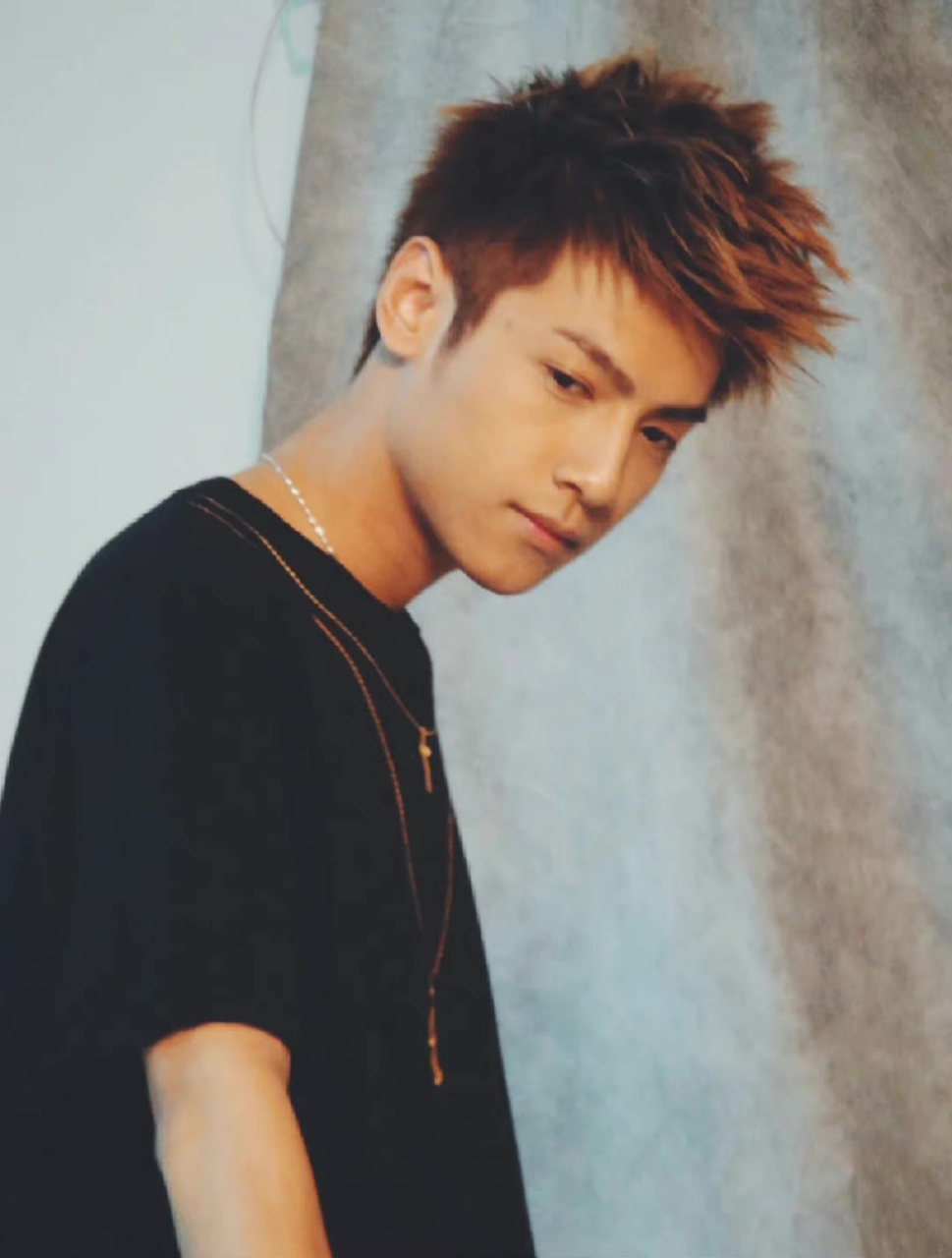 罗云熙早期写真,有点非主流啊