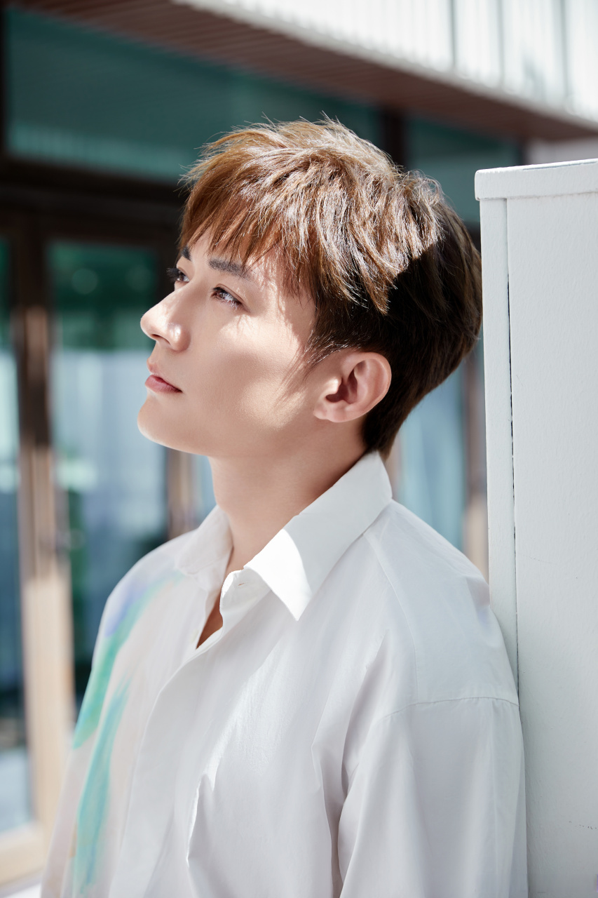 刘学义也很帅呀,古装和现代装都很帅气.