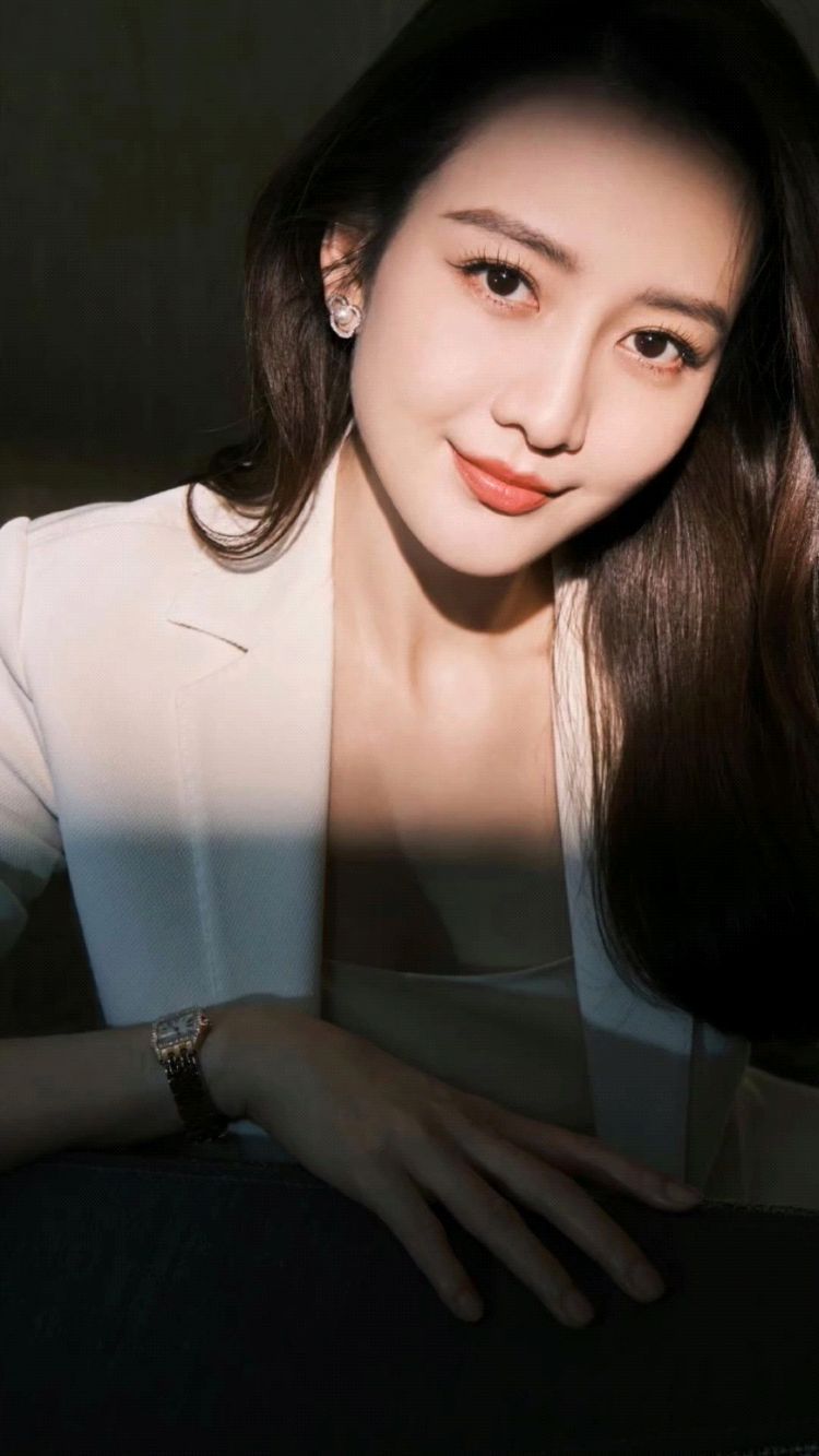 王鸥,白色西服风姿绰约.