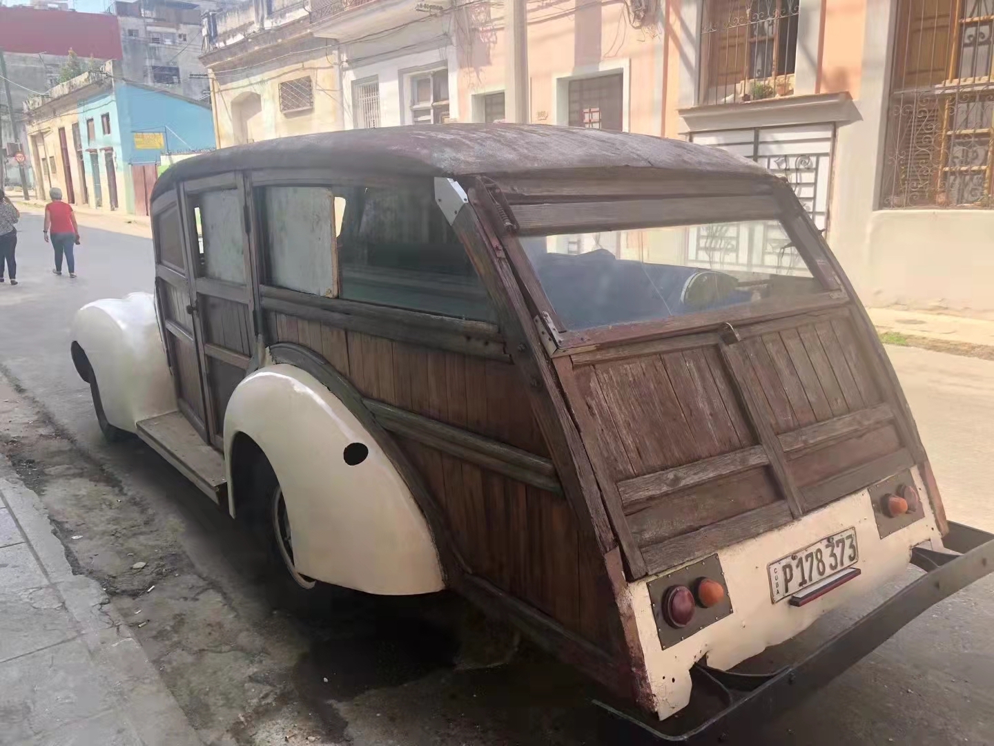 到古巴旅游,看到满大街50年代的老爷车:一辆老爷车售价5万美金