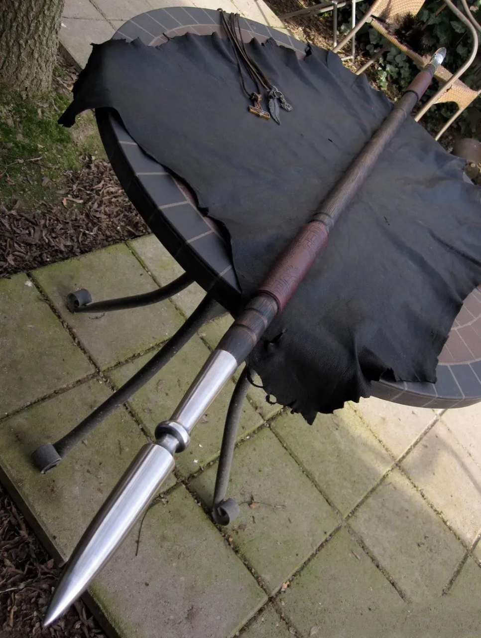 这柄兵器就类似我国古代的槊,柄长且粗,槊锋尖锐,多为骑兵用于马战