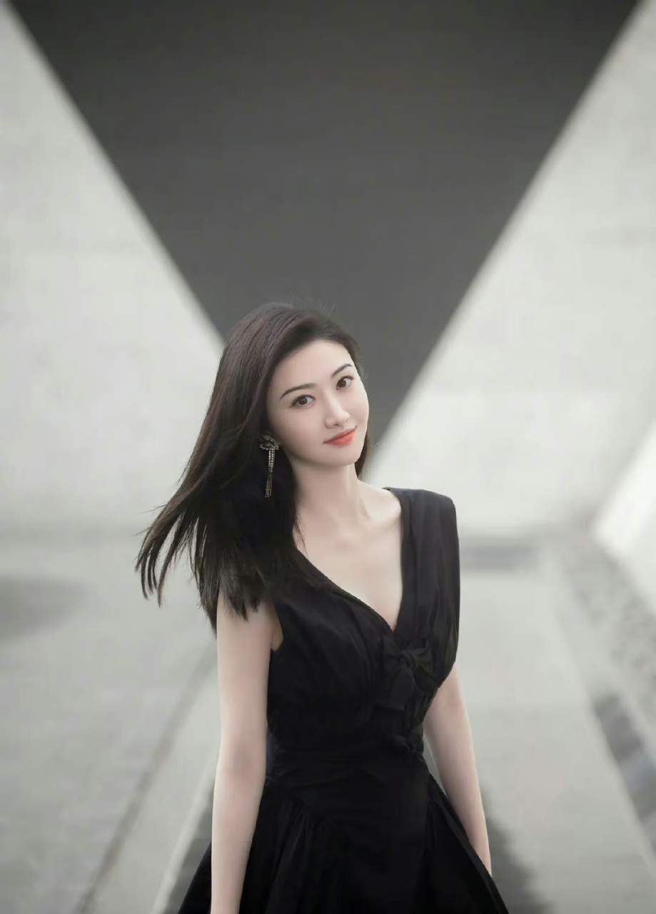 景甜# 景甜黑色礼服裙照片,女人味十足,性感冷艳娇俏,优雅无敌!