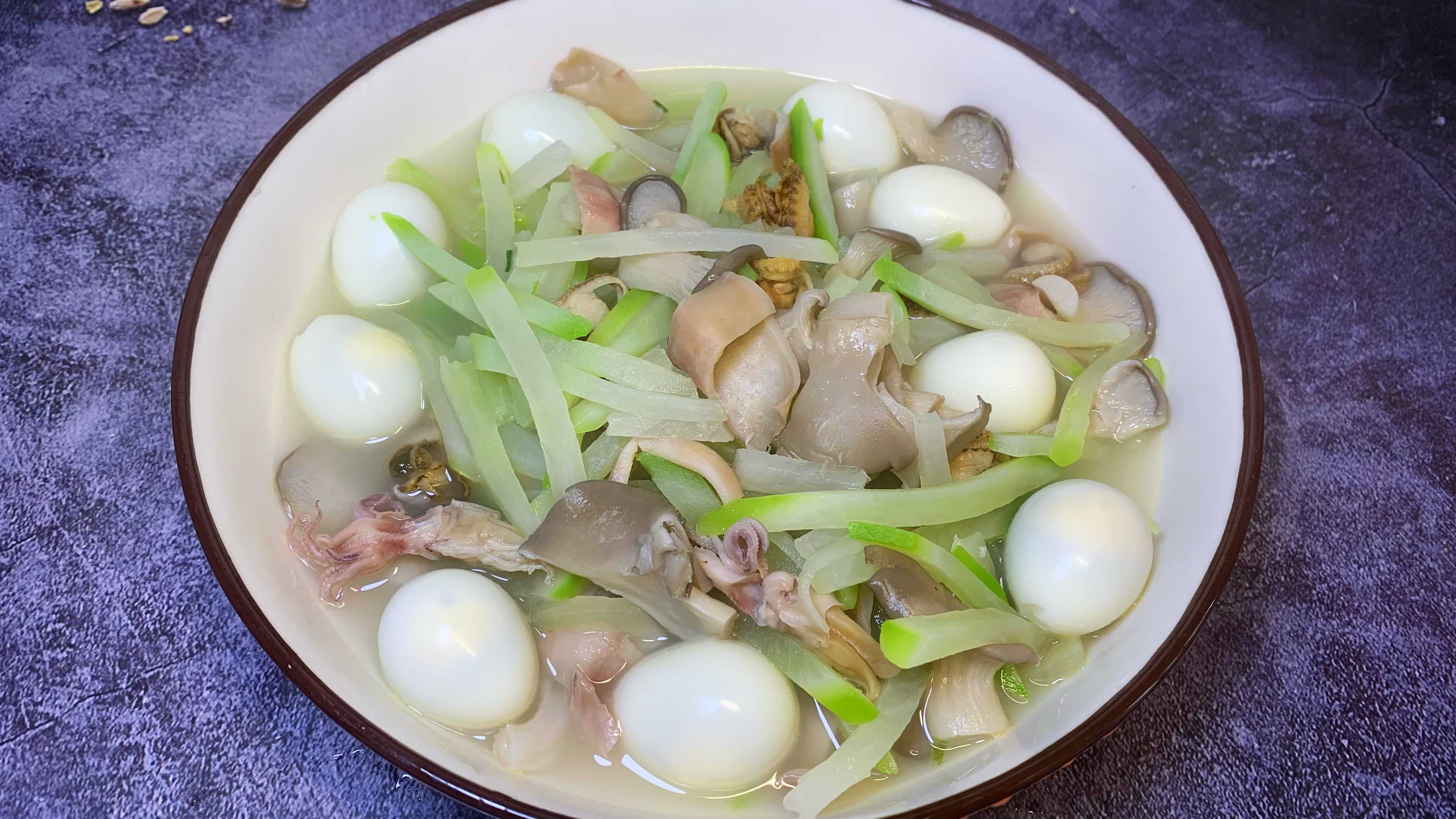 天冷来上一碗这样的萝卜海鲜汤,汤鲜味美,食材丰富,营养又好喝