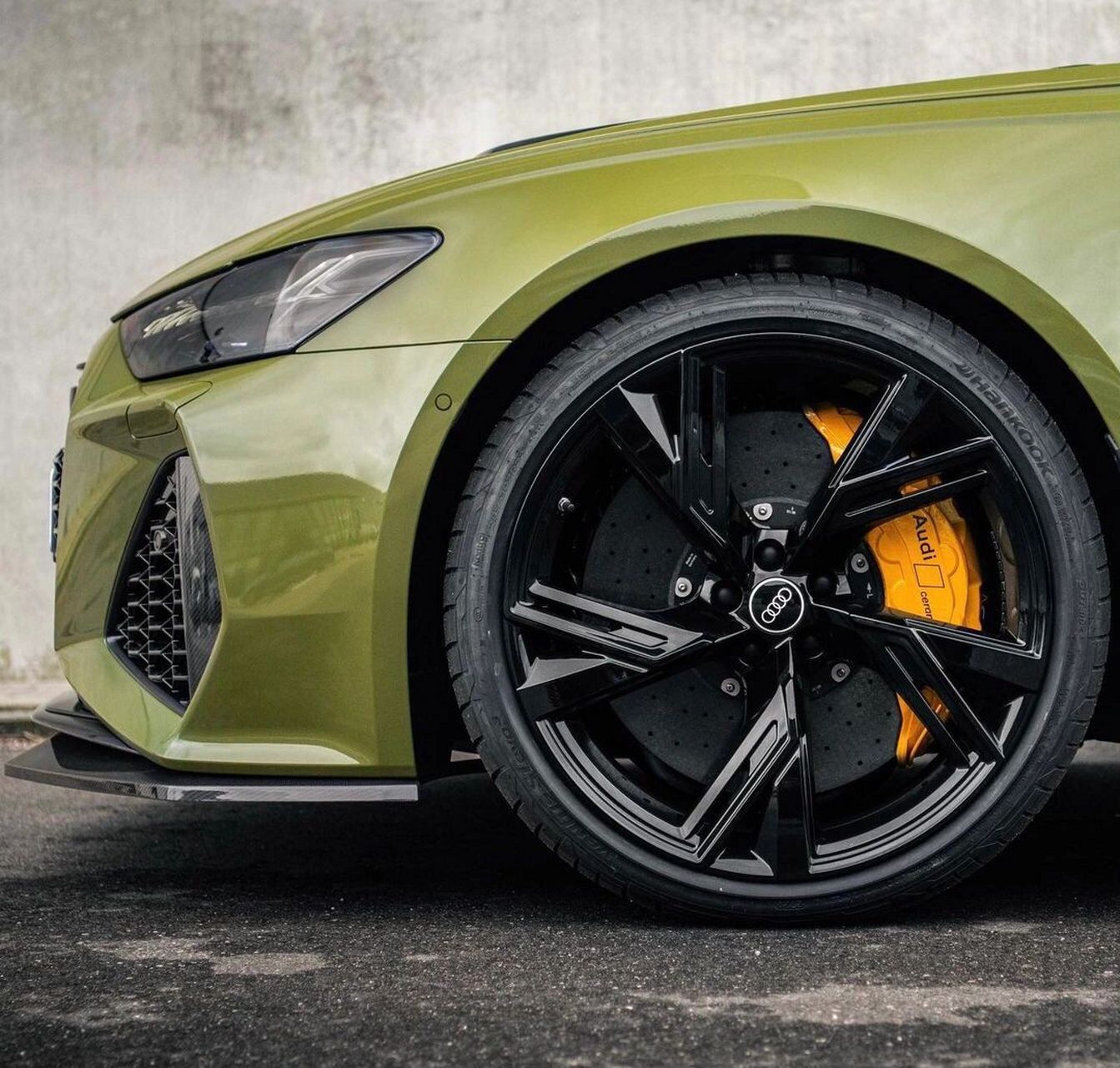 这辆瓦罐能不能吸引你的眼球 奥迪城市绿的rs6 侧面线条优雅流畅 让人