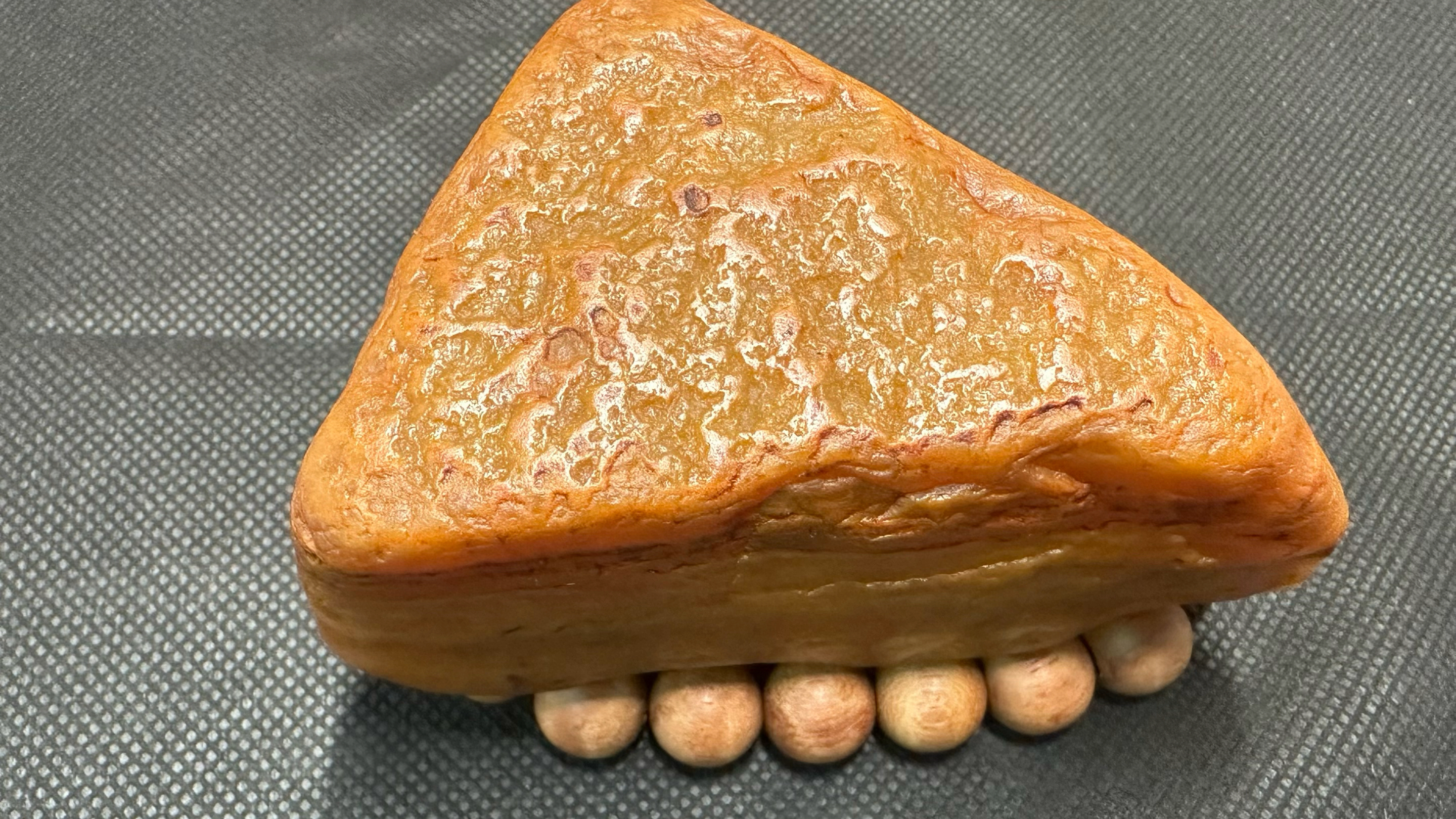 精品黄蜡石《三明治》:皮如烘焙,形如刀切,分层清晰,色泽黄润