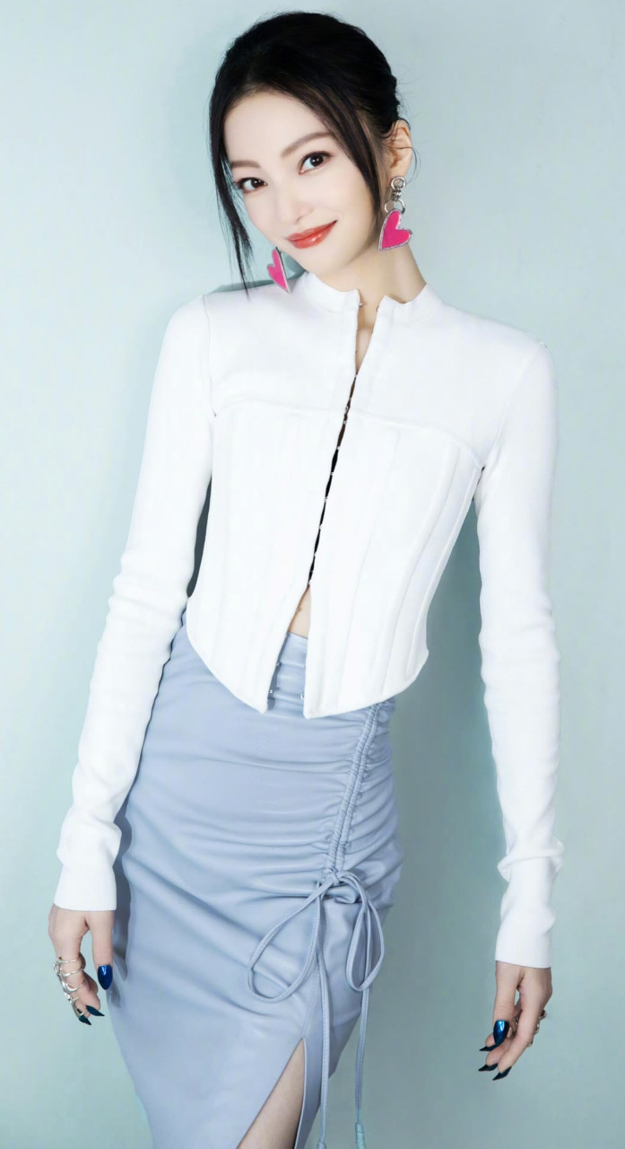 张韶涵具有甜美的外形,她也因此被称作为"电眼娃娃".