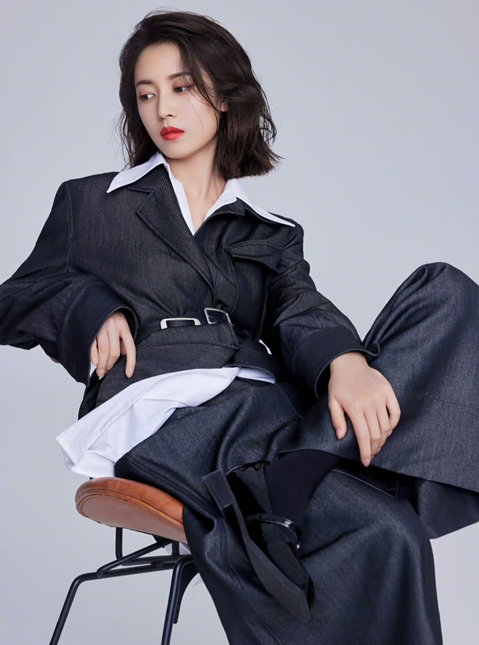 陈钰琪拍公式照酷飒十足,黑西装加白衬衫简洁干练,脚踝和手腕一样细