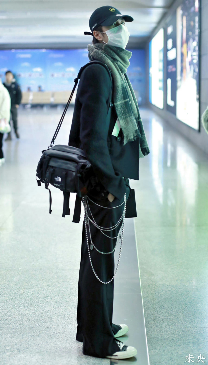 原来今年流行的这种前开角裤子,王一博在2018年就穿过了[吃鲸]  明星