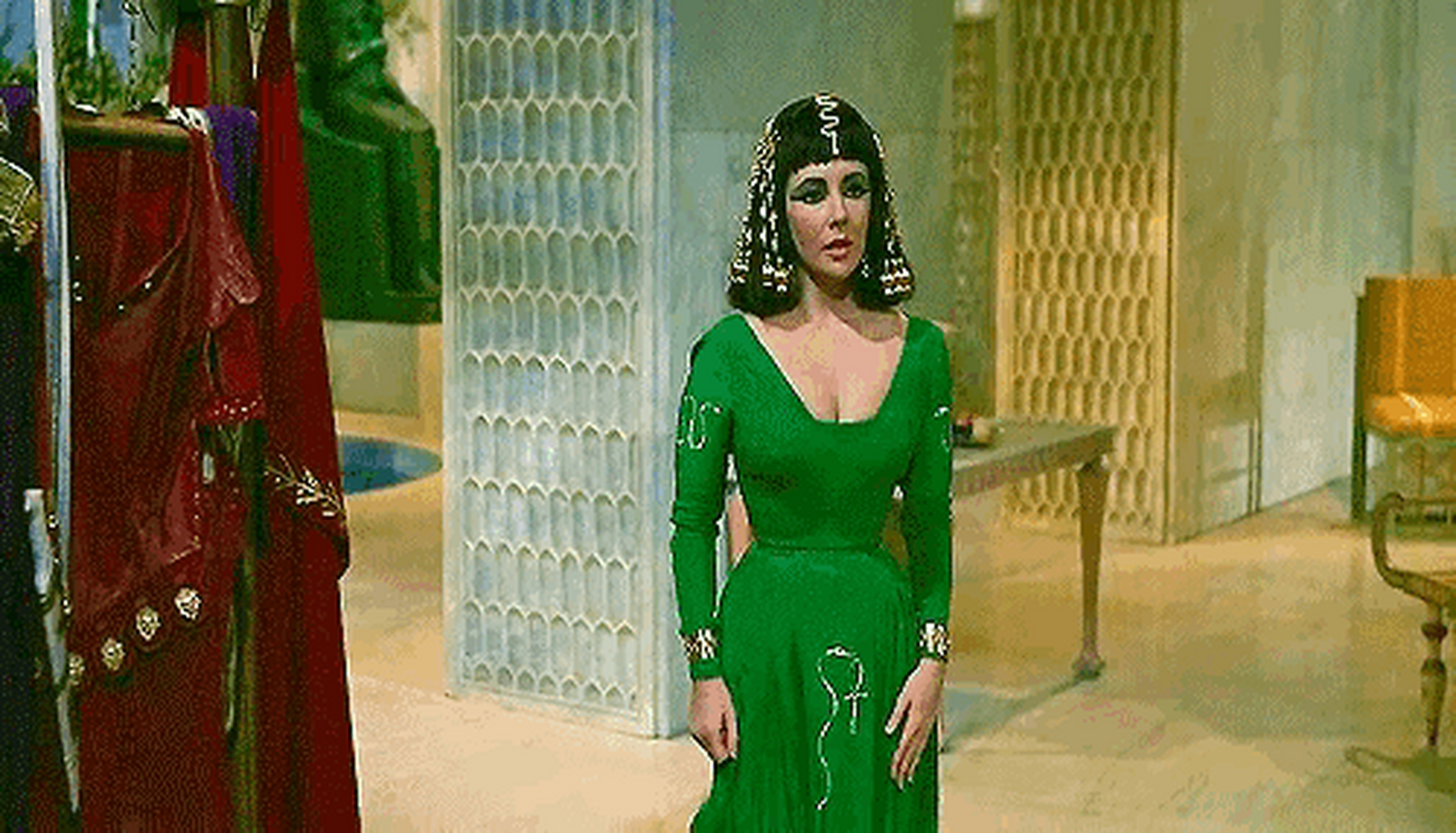 伊丽莎白·泰勒版埃及艳后,这部戏泰勒有65次换装,创下当时电影的纪录