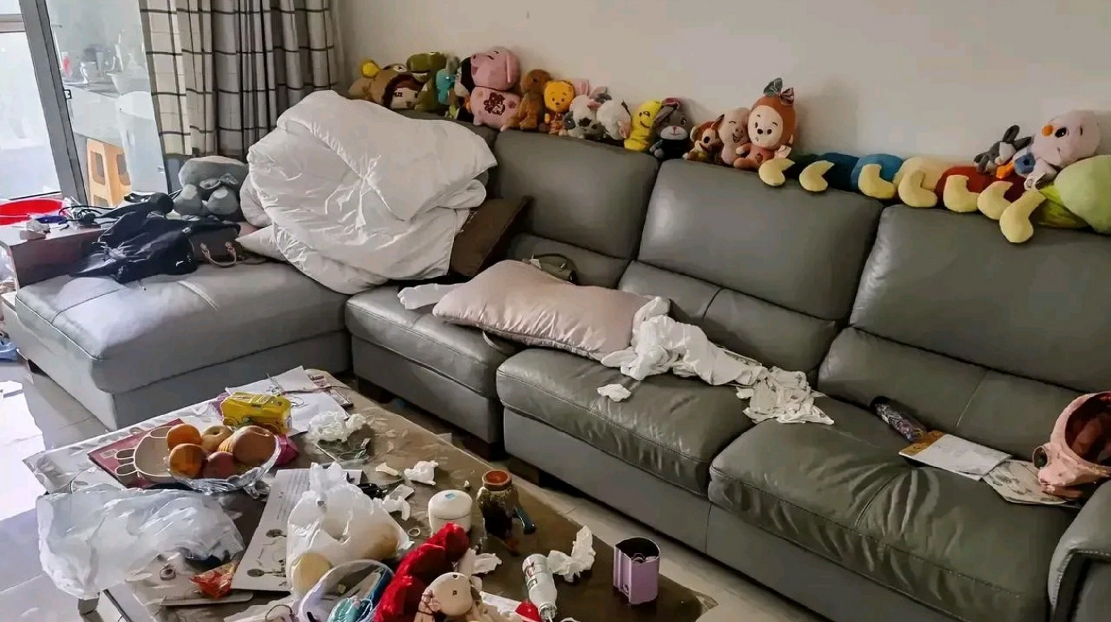 邻居小孩每次来我家玩,都是把客厅搞得像进贼了一样,看到他喜欢的玩具