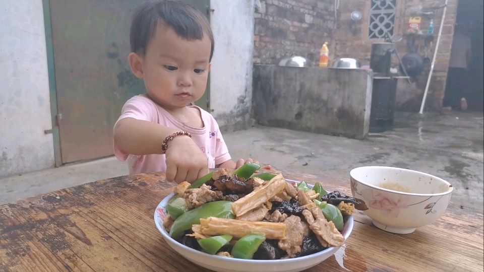 比肉还好吃的腐竹炒木耳,做法简单,我家人特别喜欢吃这道菜