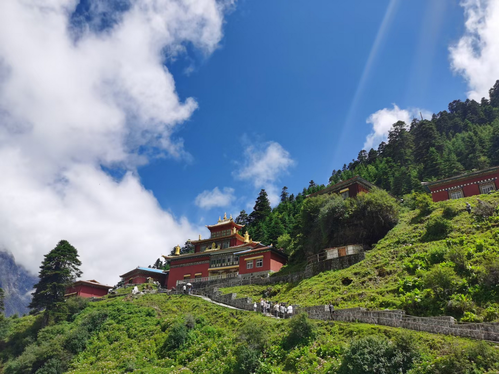 嘎隆拉雪山位于西藏林芝墨脱县与波密县交界处,被当地人称为神山.