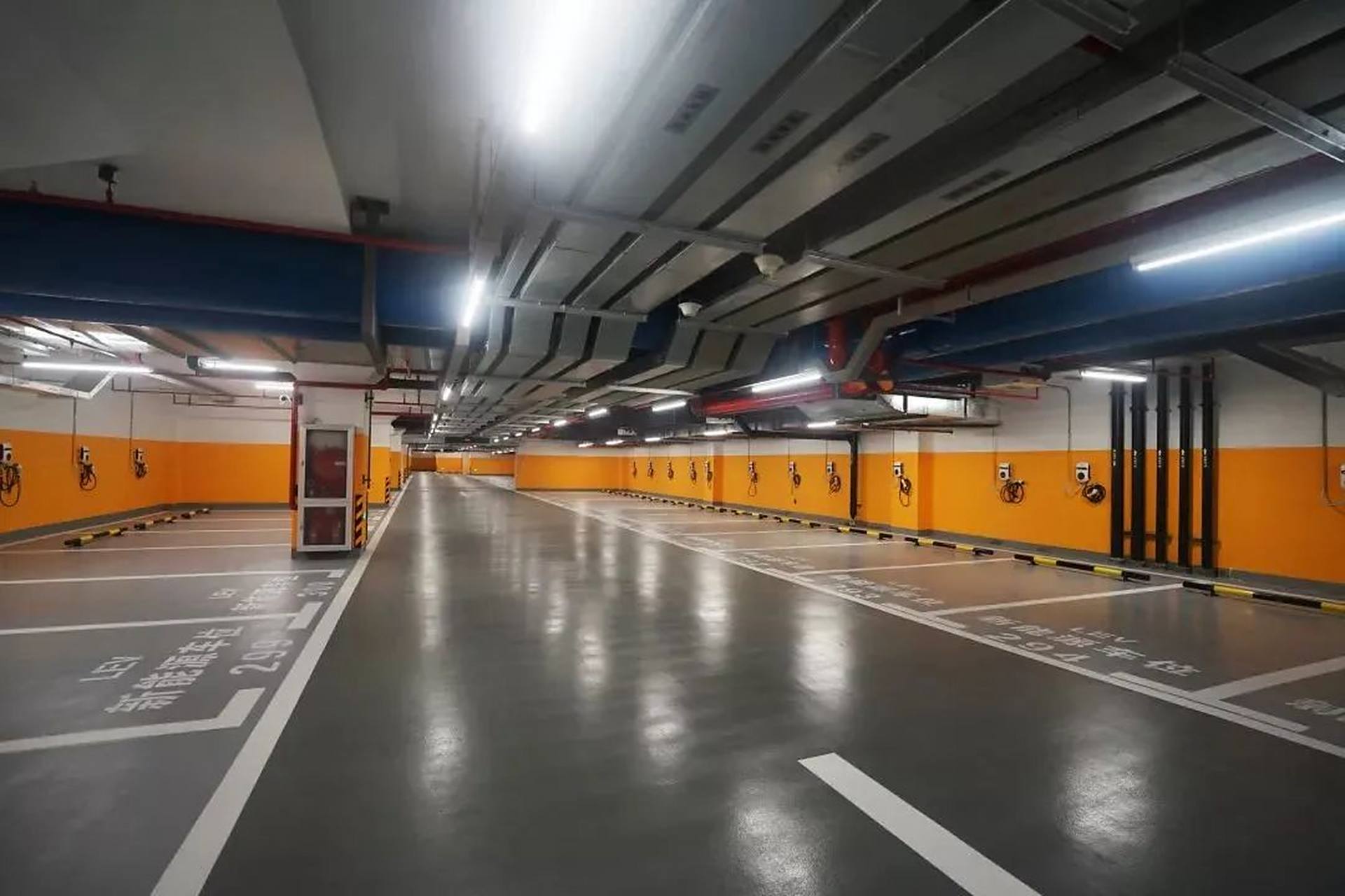 小区好坏原来通过地库就一目了然,高端小区的车库真的都能打篮球了!