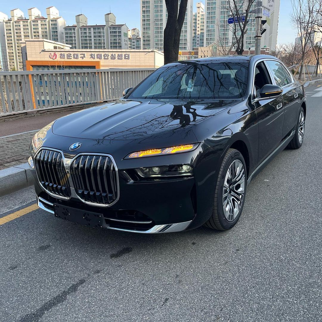 2023宝马740i登场!华丽又霸气,灯组变化明显,3.0t引擎不输s级