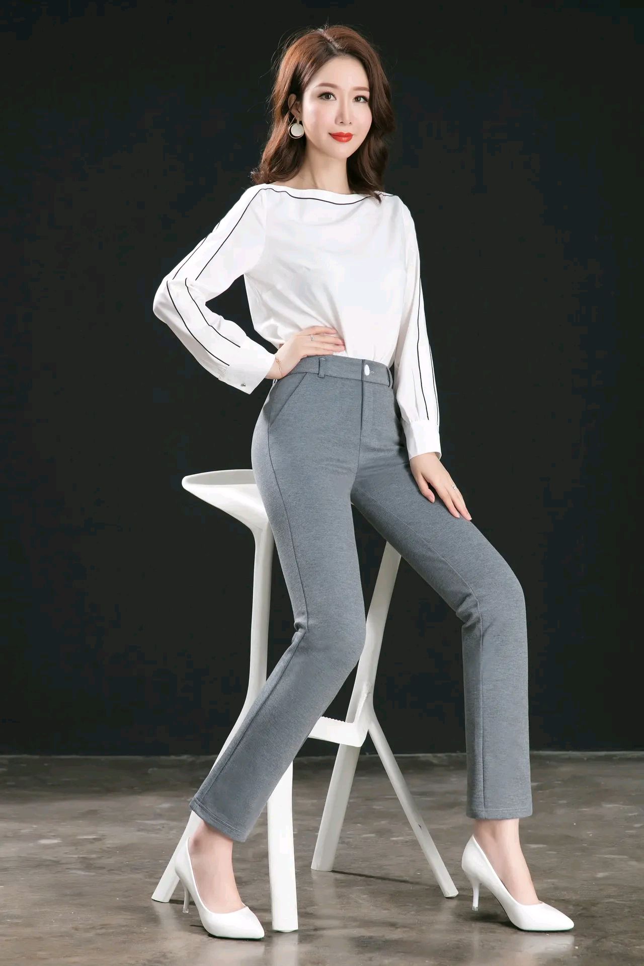 展现个性,散发魅力:直筒休闲裤白色高跟鞋的时尚穿搭