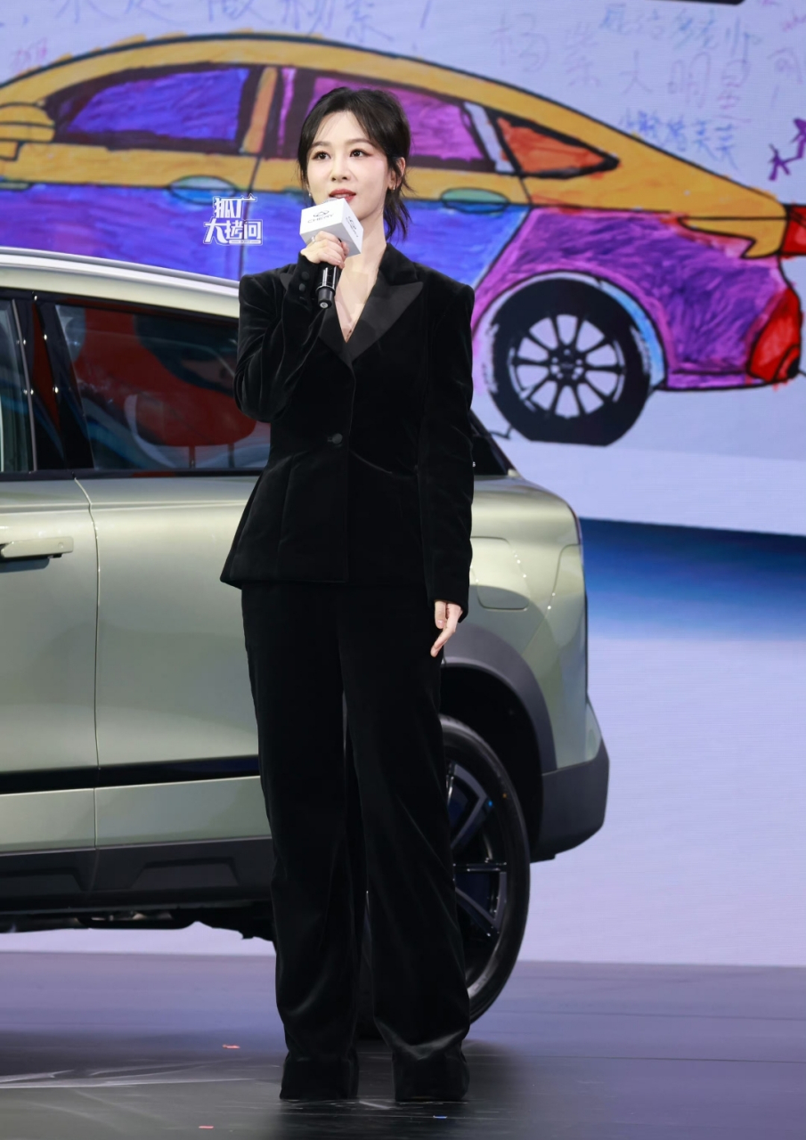 杨紫一身黑色西装,优雅知性,大方得体,御姐范十足!