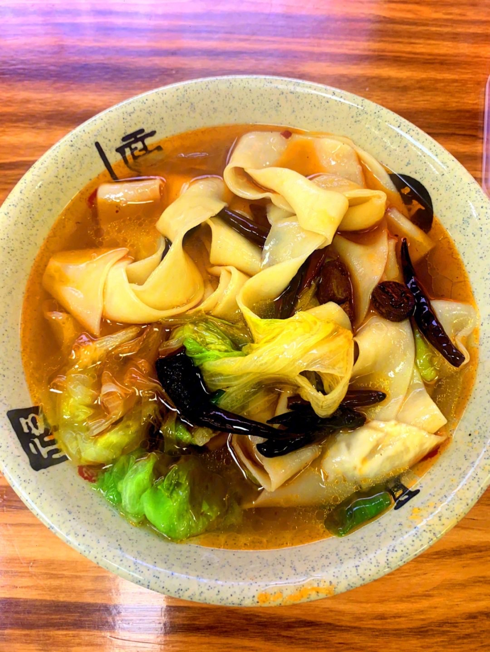 安徽板面,又称徽州板面,是安徽省传统的特色面食之一,主要流行于徽州