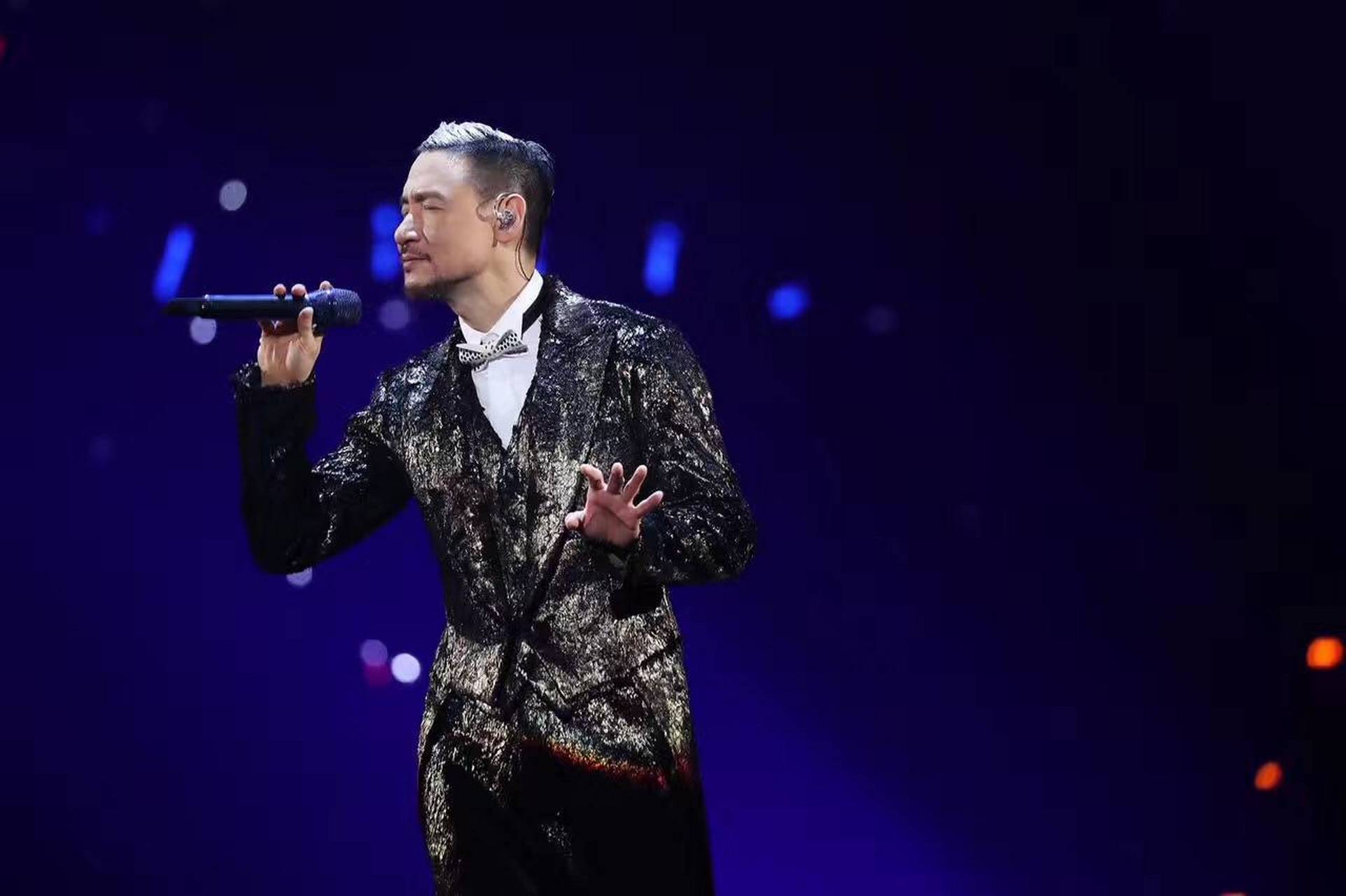 张学友:唱功最好,演唱会上经常炫技巧,基本每首歌都用不同的音调岩镲
