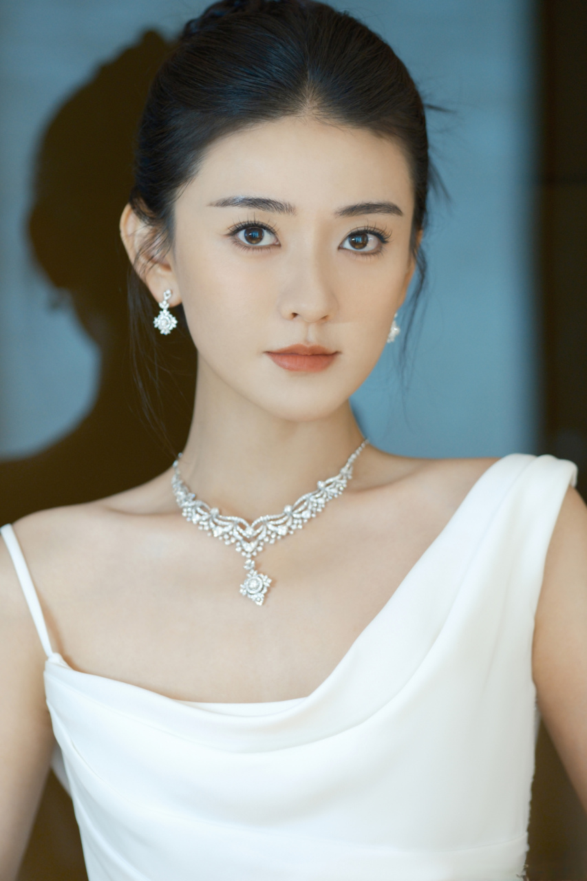 梁洁端庄典雅的一组照片#养眼美女# #明星# #梁洁