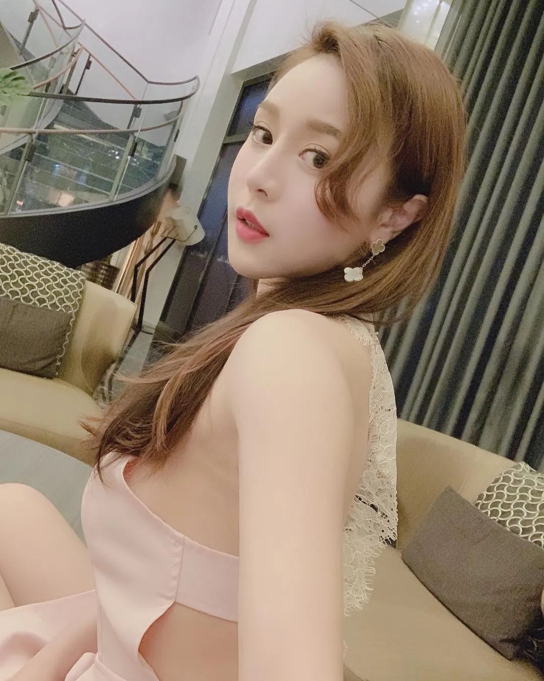 台湾网红lena,风格大胆,热辣活泼,大胆秀身材,不畏世俗目光