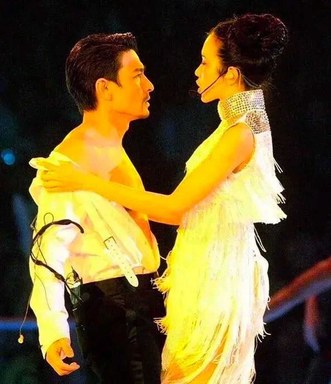 刘德华担任莫文蔚演唱会嘉宾,赤裸上身[偷笑]帅爆全场,尖叫不断!