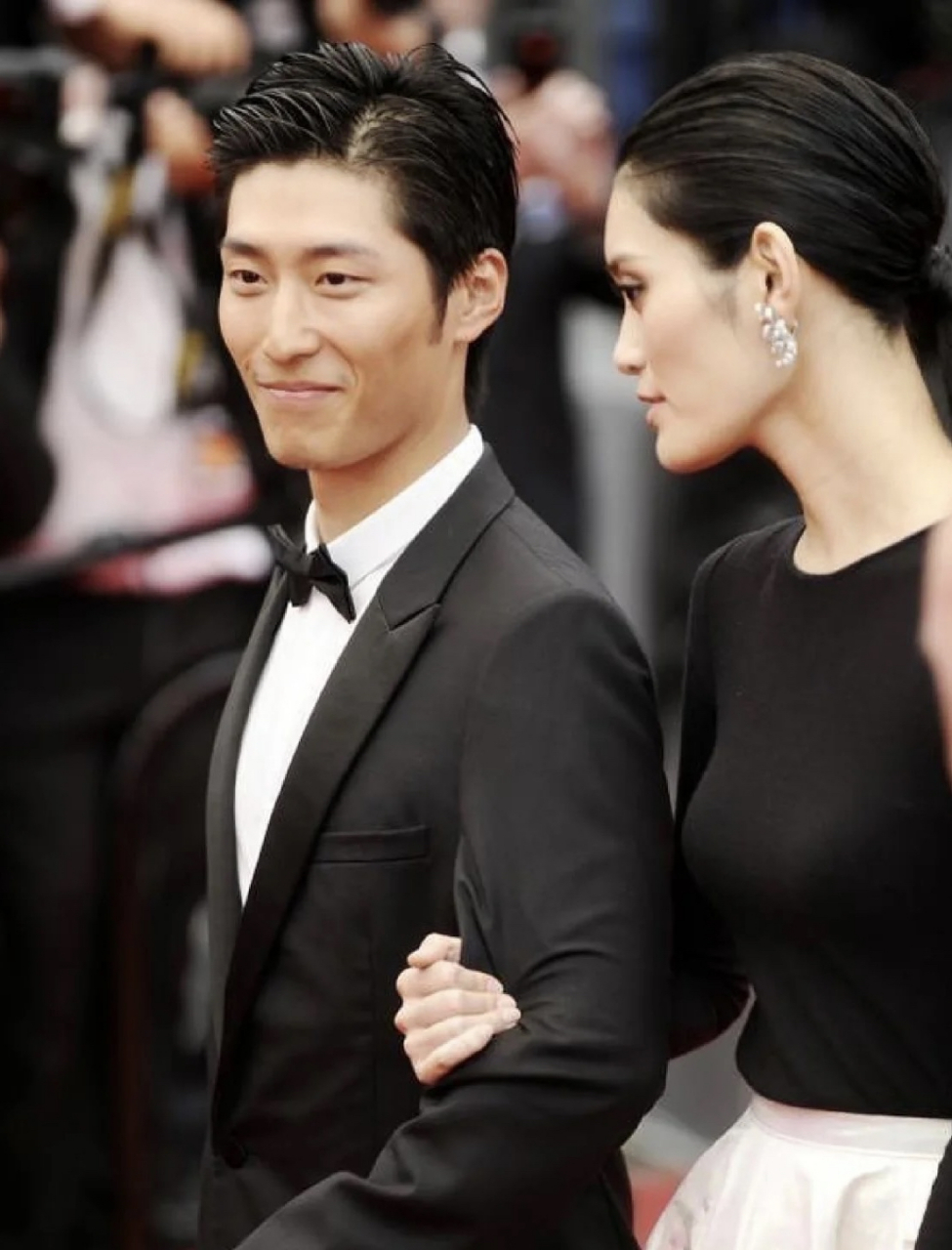 窦骁,奚梦瑶亲密合影曝光!