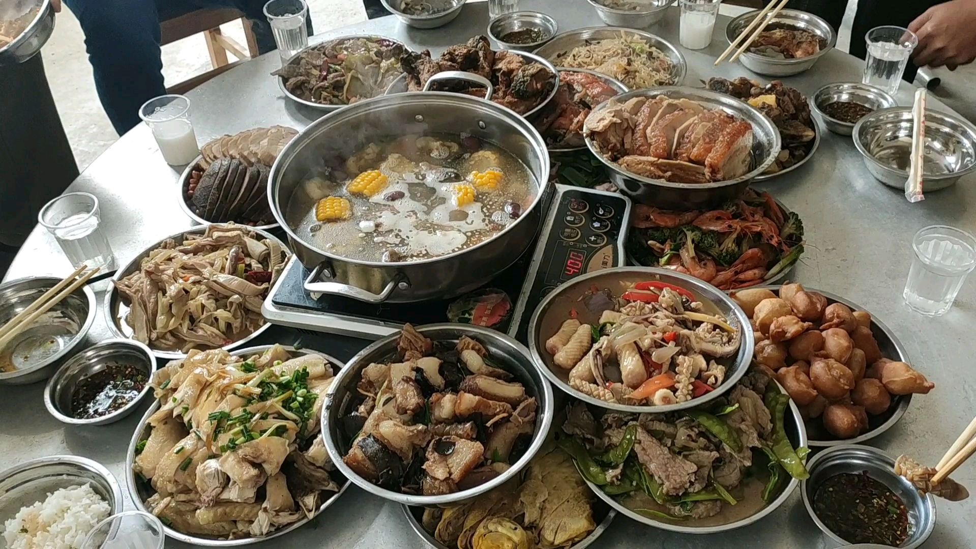 我们农村办喜酒的菜谱就这样,最少十几个硬菜,讲究的是碗数