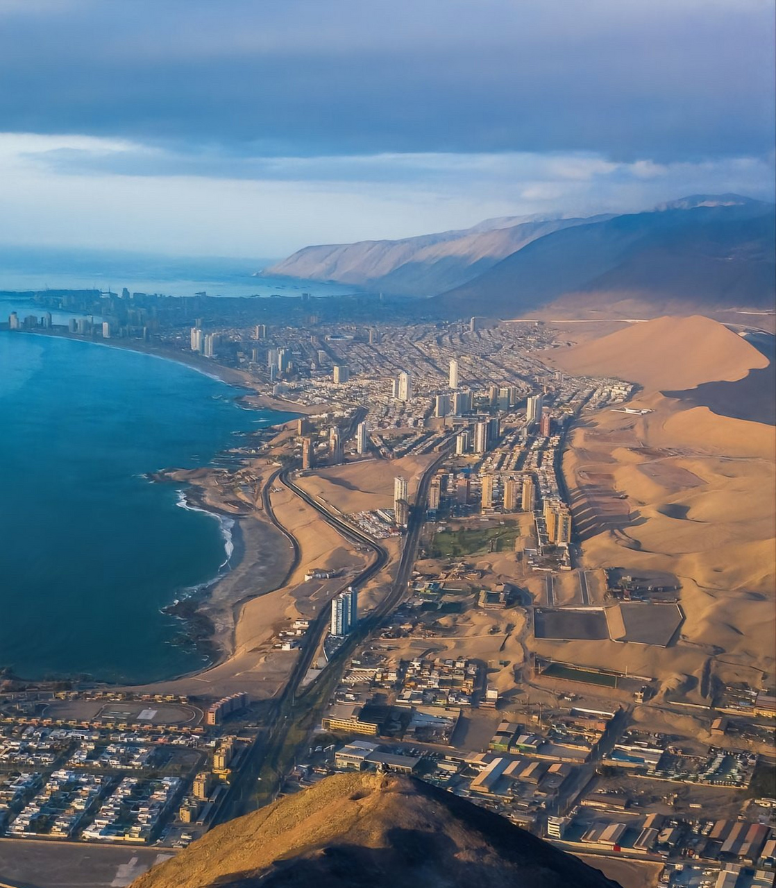 智利荒漠明珠伊基克,一个只有20万人的港口城市,这里有海洋和沙漠并存
