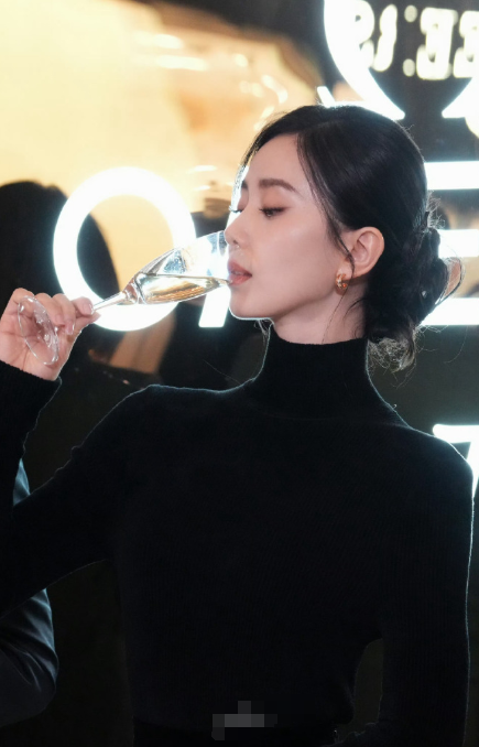 刘诗诗黑色半高领上衣搭金色耳环,如黑天鹅慵懒时尚美得清新脱俗