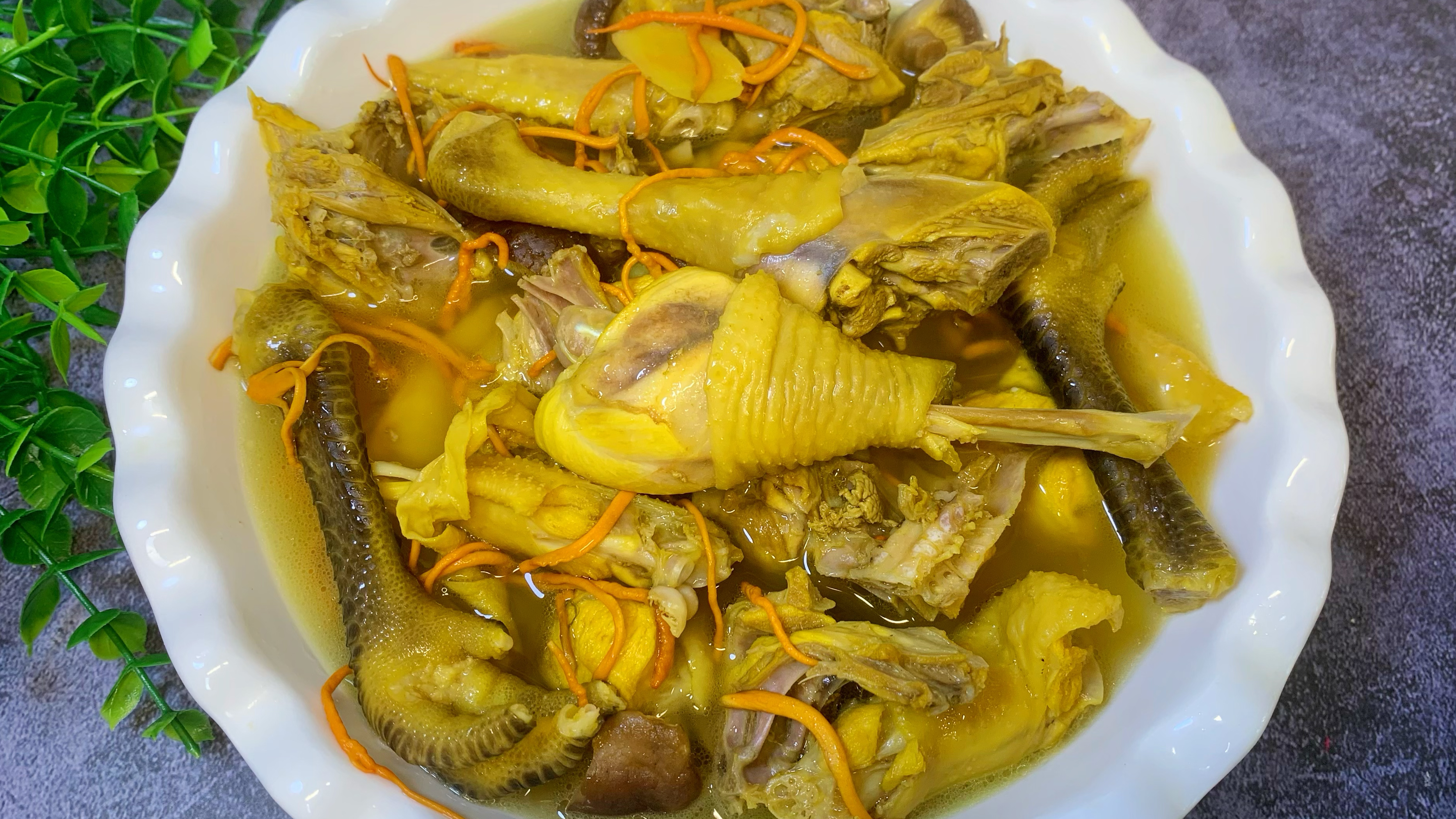 秋天一定要给你的家人煲一锅虫草花炖鸡汤,汤鲜味美,营养丰富