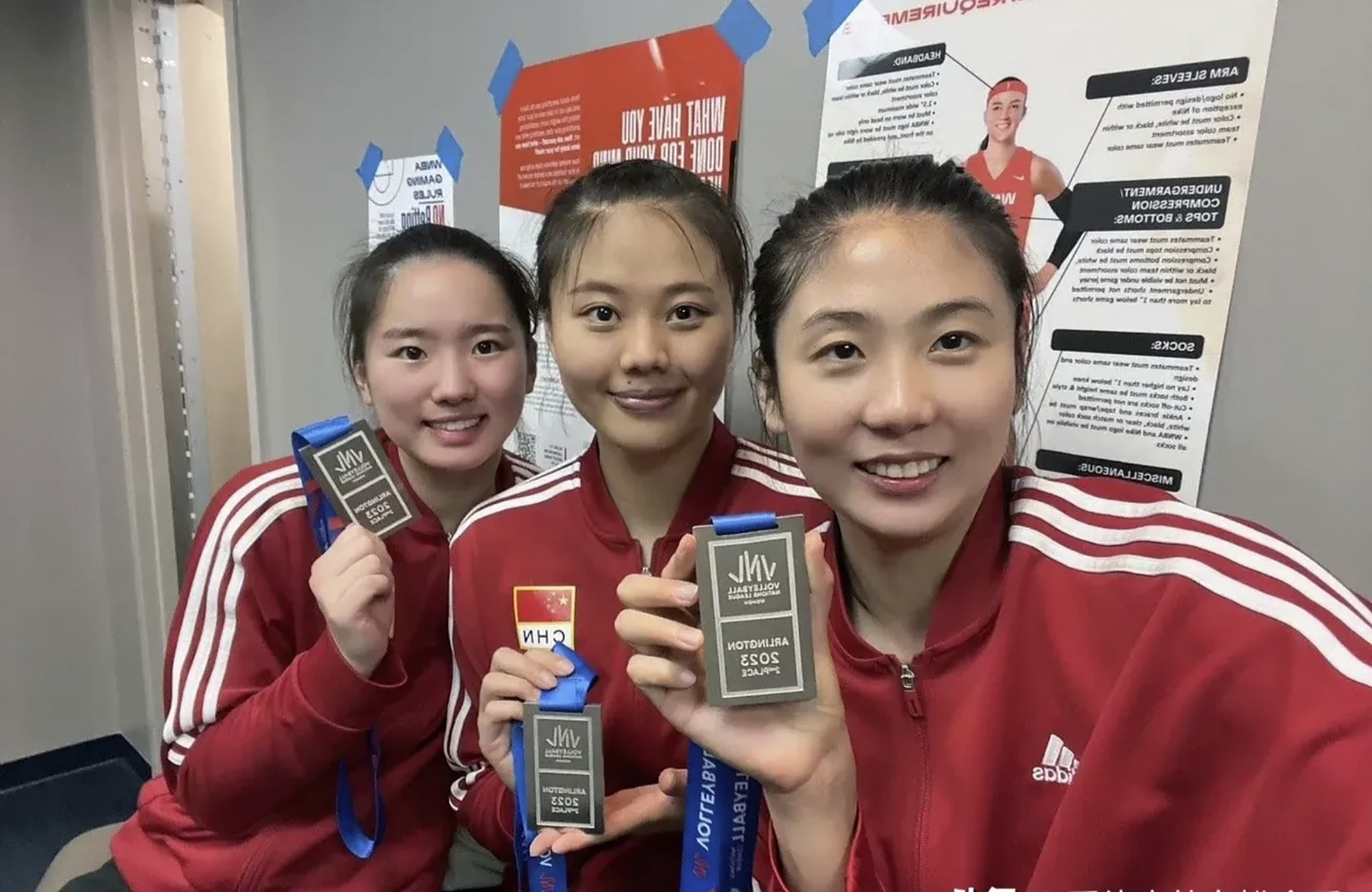 昨天,中国女排队员高意在社交媒体上发文:换牌成功(从铜牌到银牌)是 