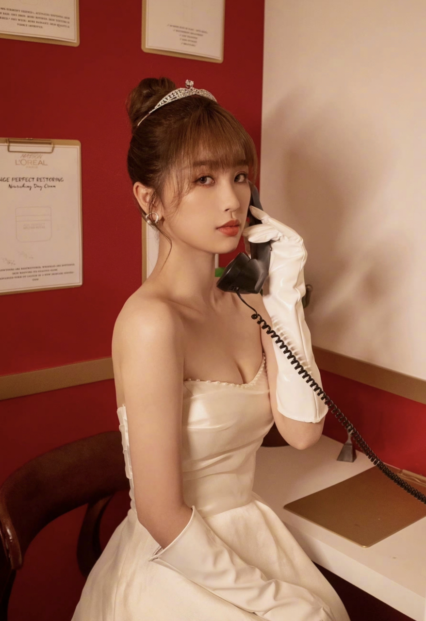 虞书欣,好大的电话呀[亲吻][亲吻][亲吻]