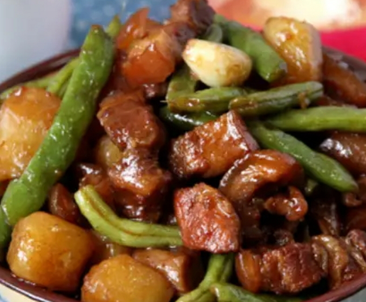 我的美食分享#  土豆豆角炖五花肉  做法:  1:五花肉清洗干净切成小