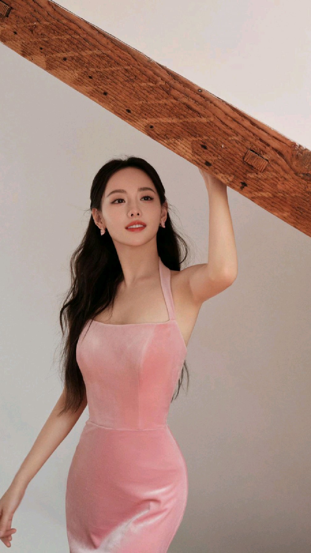 张嘉倪粉色长裙礼服,照片太美了吧!