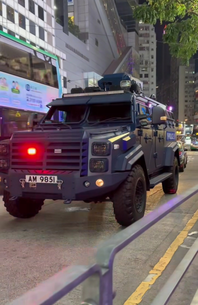 亮相香港铜锣湾街头的国产"剑齿虎"防暴装甲车,为"东方之珠"保驾护航!