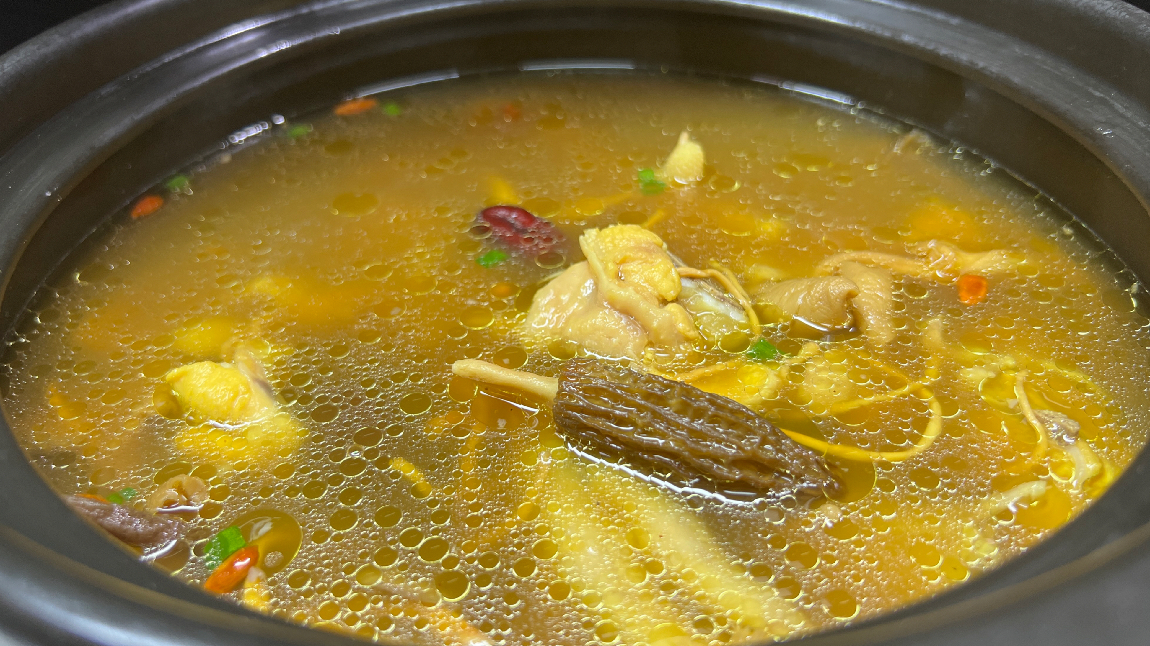 炖鸡汤,直接炖和焯水就错了,教你一招,汤鲜味美,鸡肉鲜嫩不柴