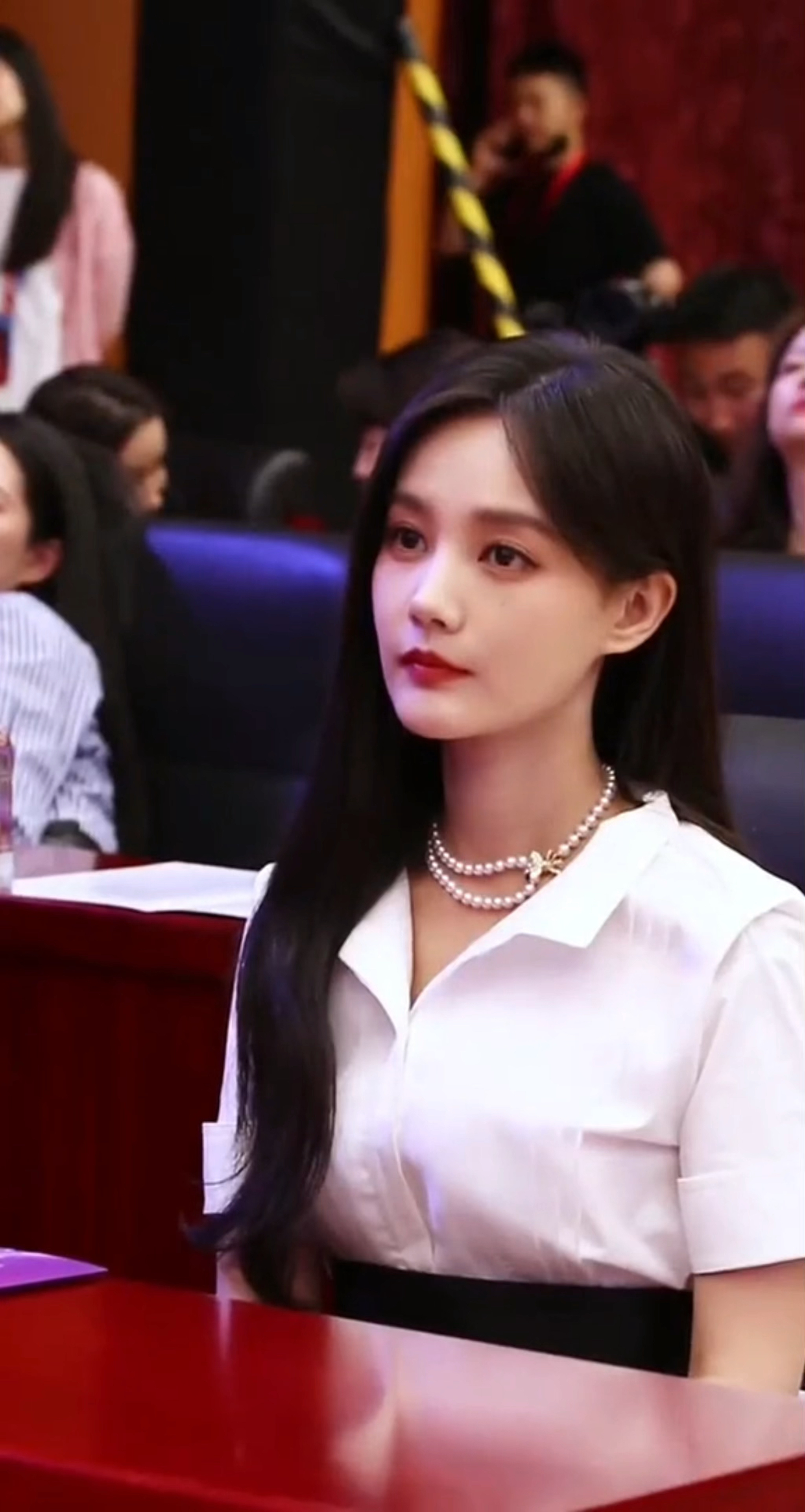 李一桐怼脸直拍,这也太美了