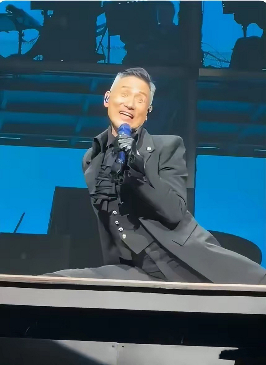 张学友澳门演唱会穿西裤大秀一字马,61岁的张学友连唱了三首经典老歌