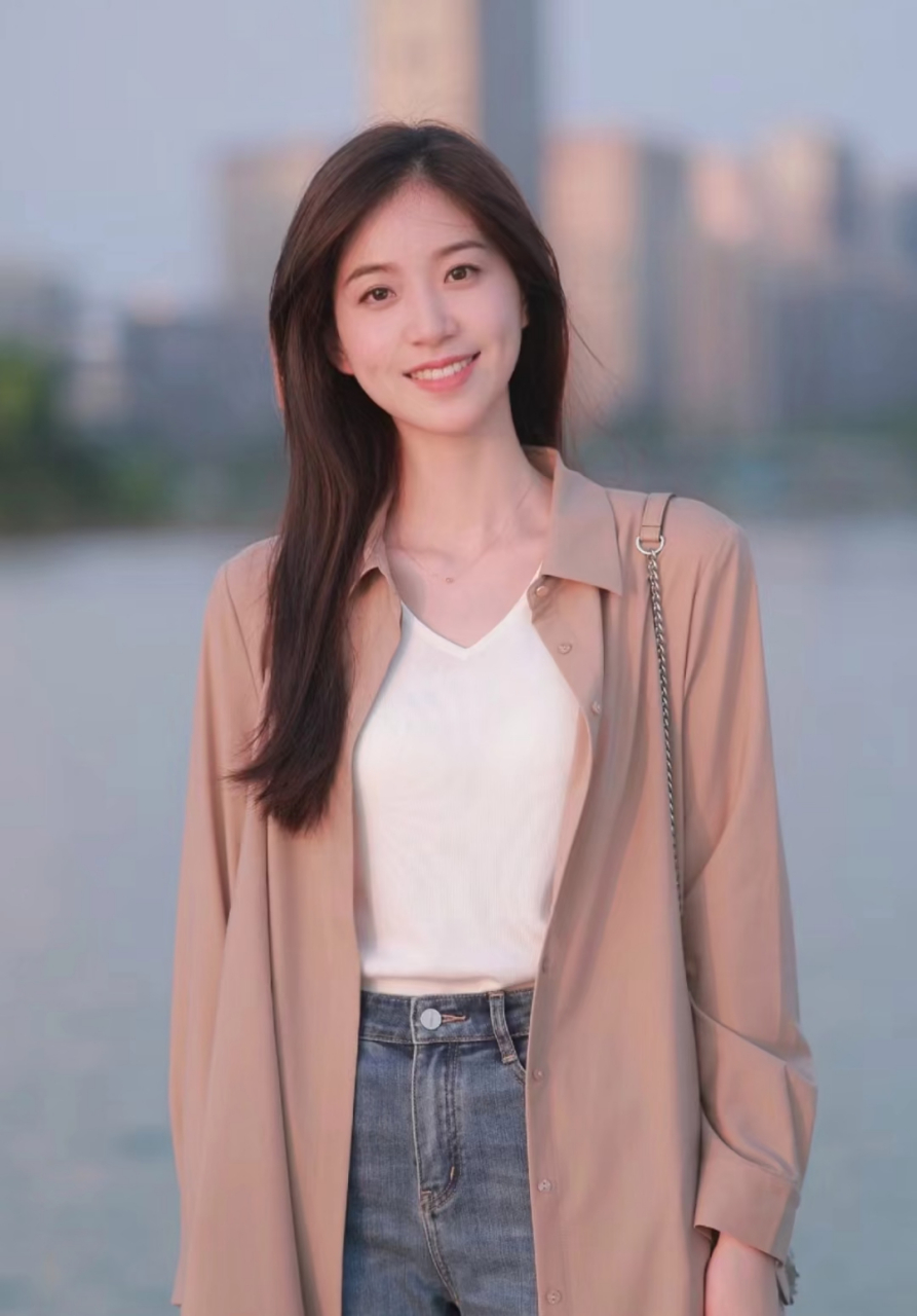 笑容带两个酒窝的小姐姐