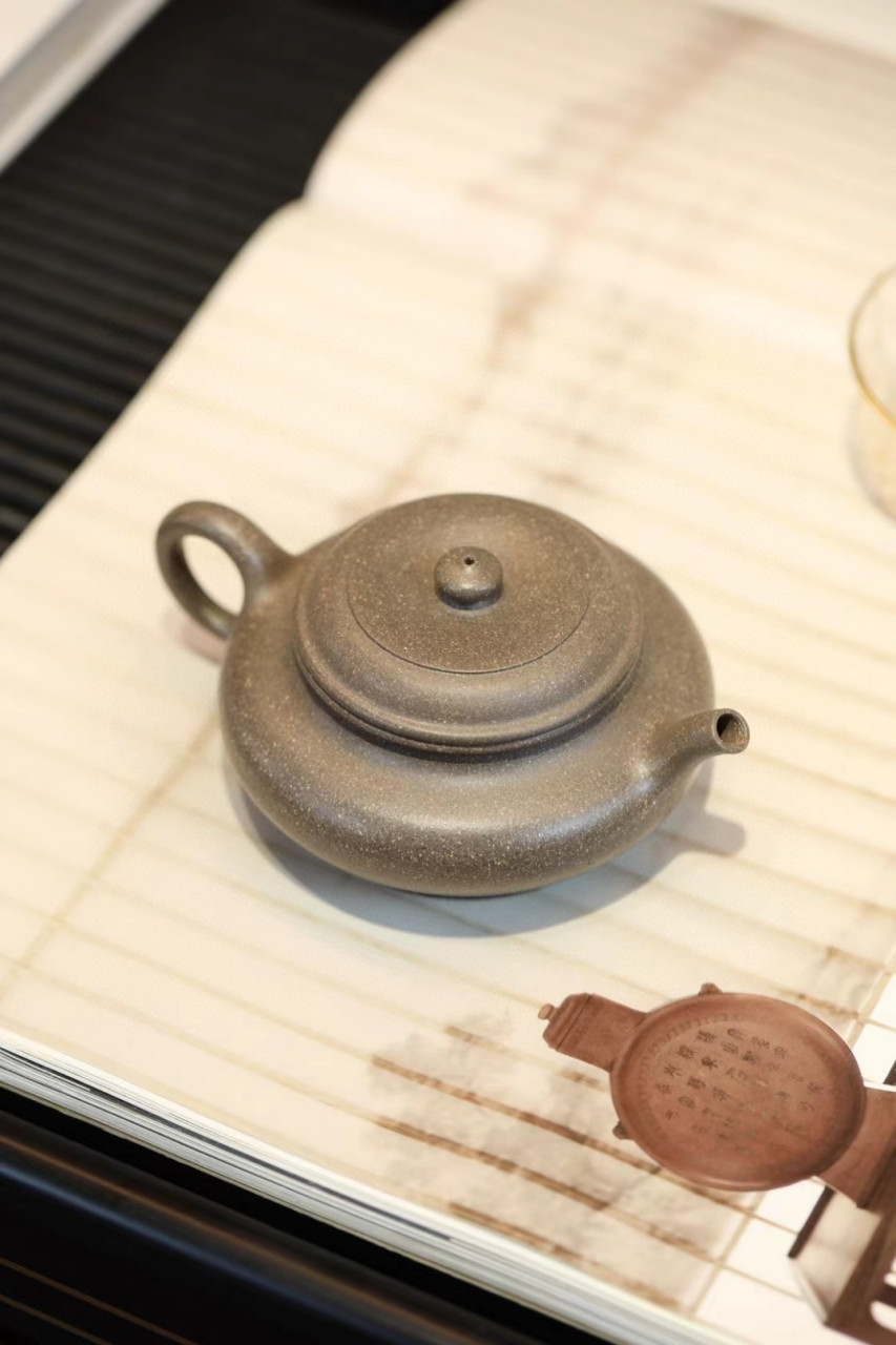 大彬虚扁|优质青段|200cc|全手  形虽扁而气度昂扬,小巧的嘴与小圆把