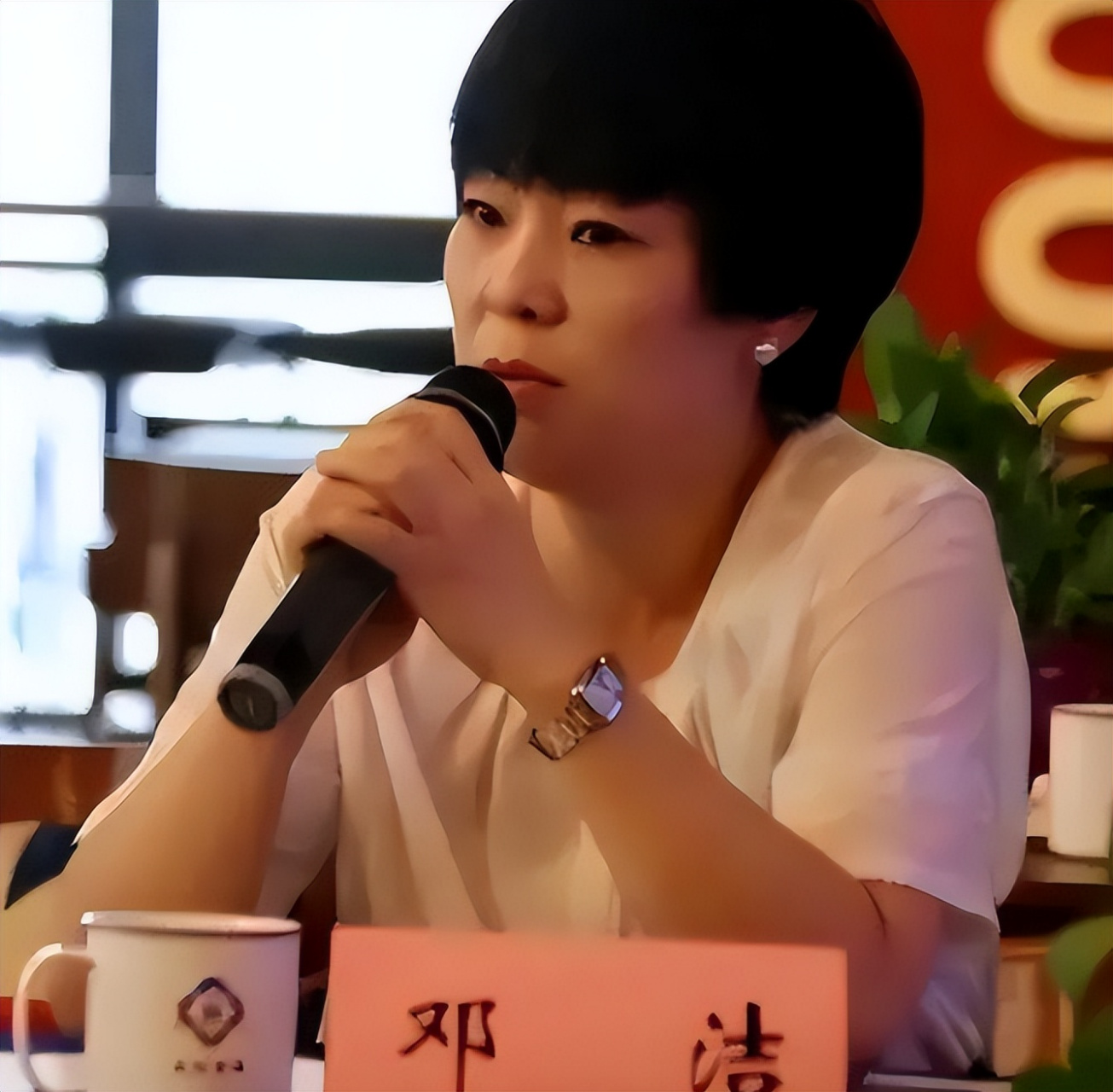 广东女色虎邓洁:每晚用独门绝技降服领导,丈夫门口放哨太奇葩#我要上