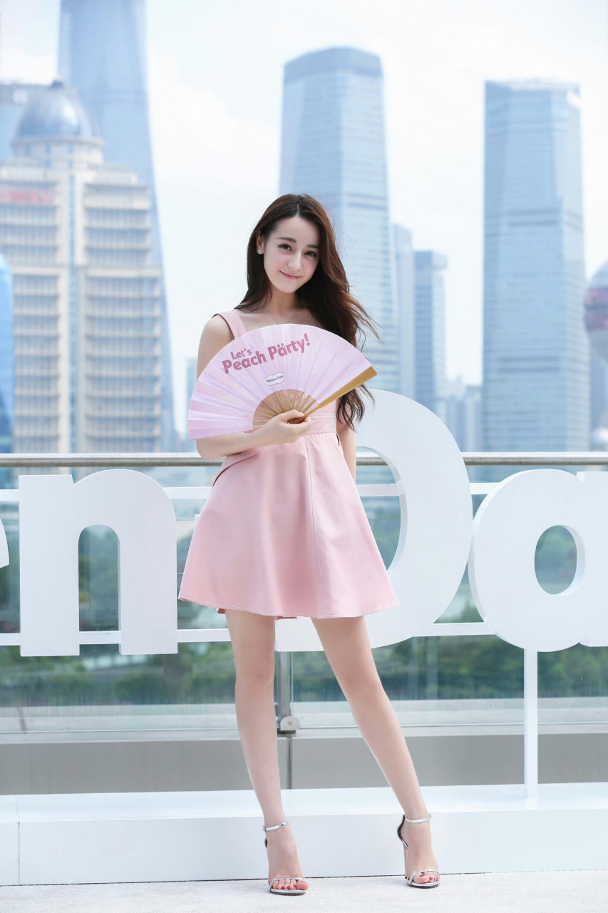 迪丽热巴一字带凉鞋  漏出美玉足