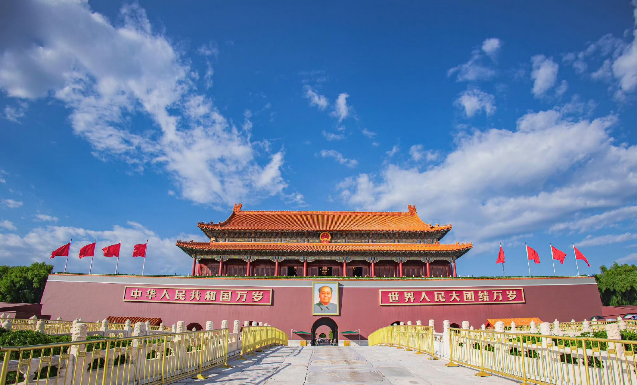 秋高气爽,北京的天安门成为了游客们最喜爱的景点之一