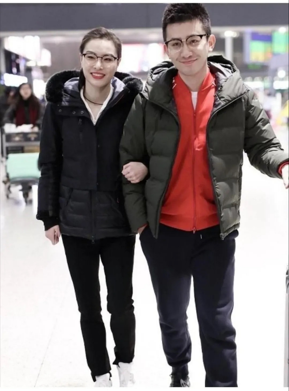 [比心]跳水皇后吴敏霞与老公亮相机场,幸福恩爱,帅男老公配皇后.